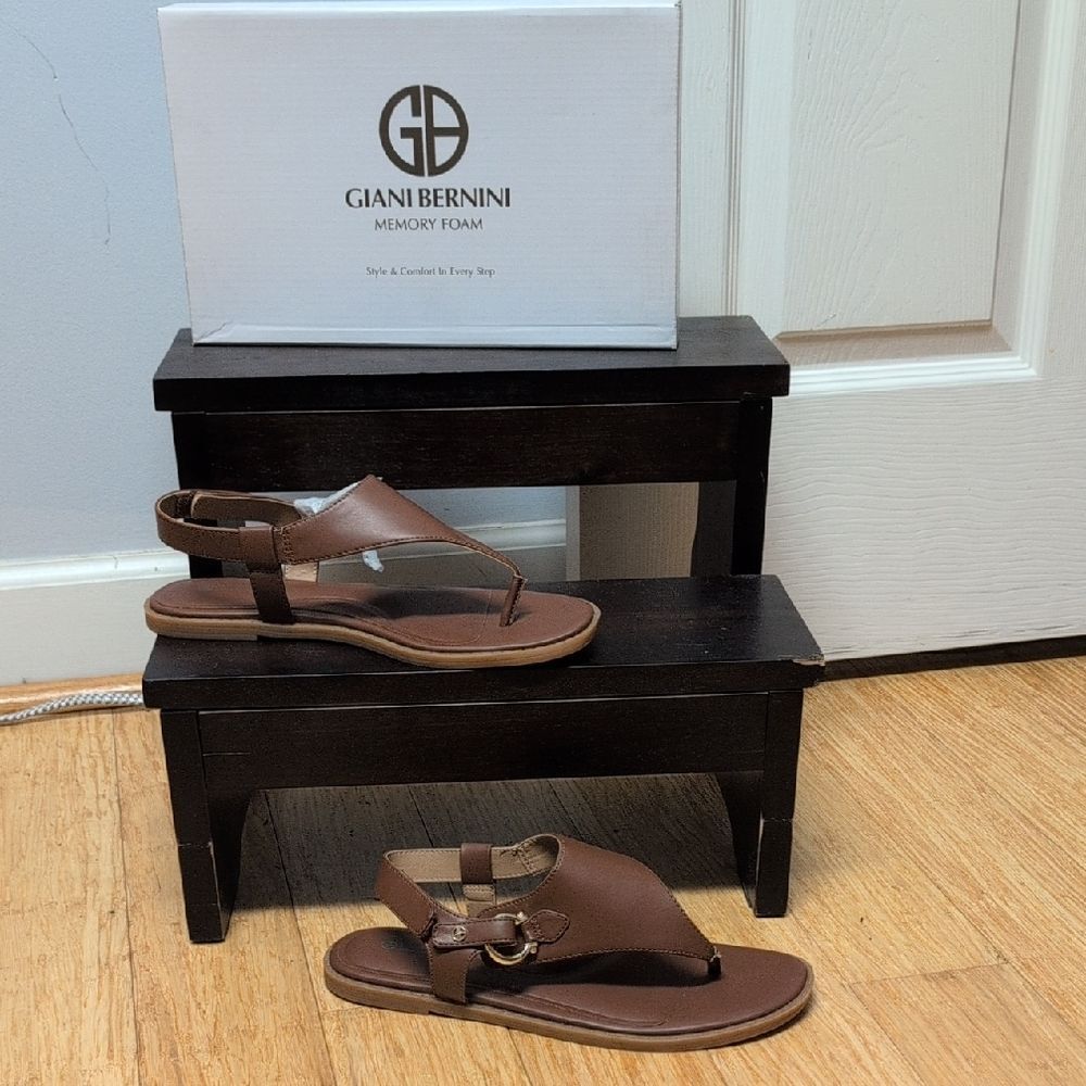 NIB Giani Bernini Nennie Thong Sandals Memory Foam Adjustable Flat Size 9.5